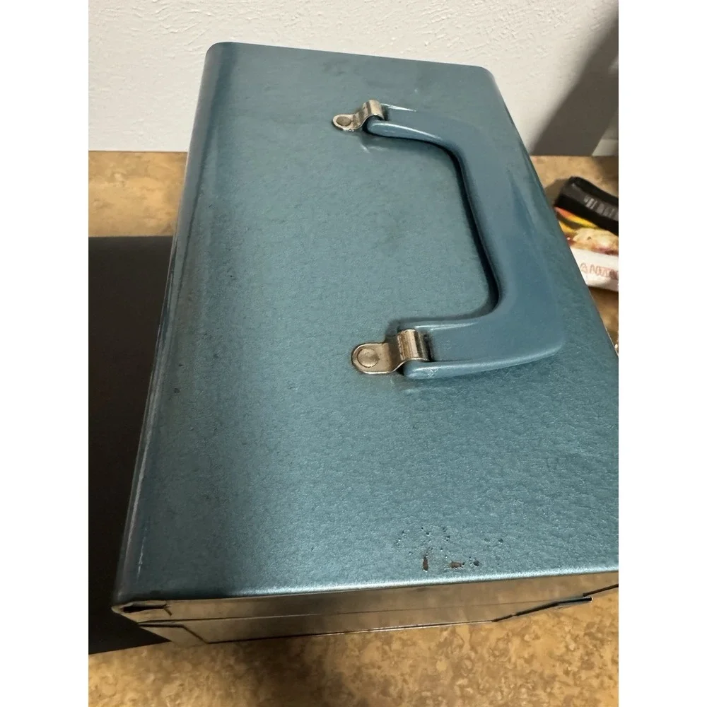 The Unbranded Brand vintage carry